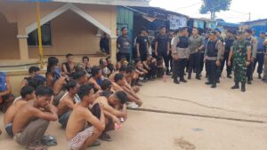 Polisi Razia Kampung Narkoba di Batam, Puluhan Orang Diamankan