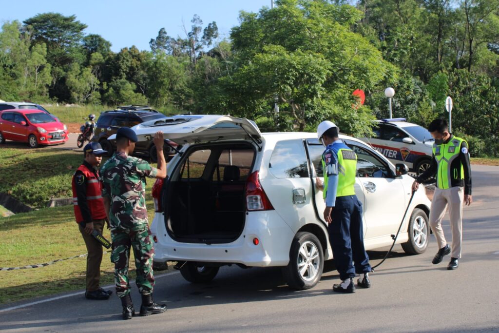 Dansatpom Lanud Hang Nadim Laksanakan Razia Kendaraan di Bandara Batam