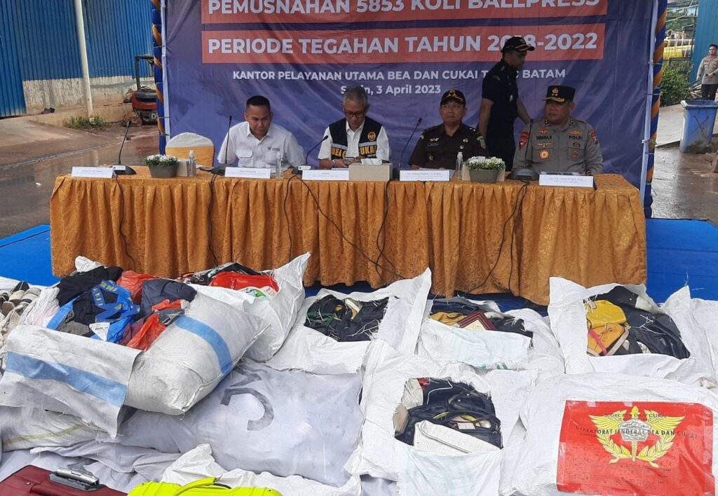 Bea Cukai Batam Musnahkan Barang Bekas Impor Senilai Rp 17,4 M