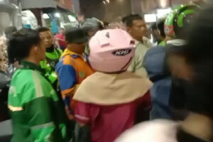 Tak Terima Rekan Dipukul, Puluhan Pengemudi Ojol Serbu Juru Parkir di Batam