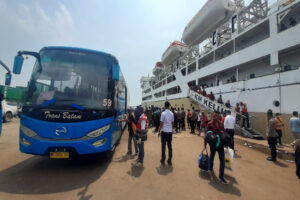 Ribuan Penumpang Padati Pelabuhan Batam di Puncak Arus Mudik Lebaran