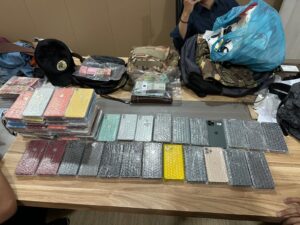 Bea Cukai Batam Amankan Ratusan Telepon Genggam Bekas di KM Kelud