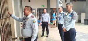 Karutan Batam Melaksanakan Trolling Blok Hunian, Cek Kondisi Warga Binaan