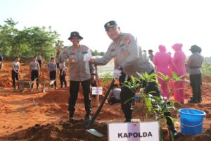 Kapolda Kepri Tanam Ratusan pohon di Batam Untuk Penghijauan