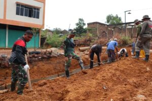 Meski Hujan, Warga dan Seluruh Personel TMMD Tetap Semangat