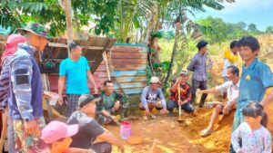 Personel TMMD Ajak Warga Sambau Rayakan Harkitnas Dengan Sukacita