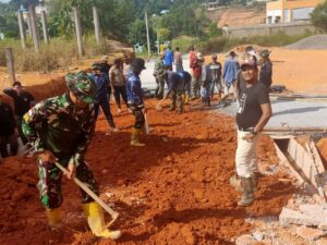 Masyarakat Kavling Seraya Ciptakan Rasa Kebersamaan Dengan Personel TMMD ke-116 di Batam