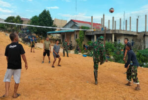 Olahraga Bola Voli Personel TMMD di Kavling Seraya Disela-sela Istirahat