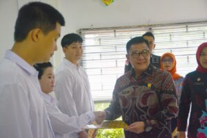 Kakanwil Kemenkumham Kepri Memberikan Remisi Khusus Waisak Kepada Warga Binaan Pemasyarakatan Se-Kota Batam