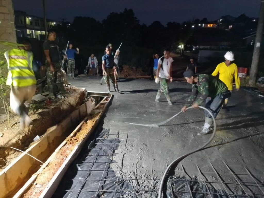 Tanpa Kenal Lelah, Seluruh Personel TMMD dan Warga Kavling Seraya Lakukan Pengerjaan Fisik Hingga Larut Malam