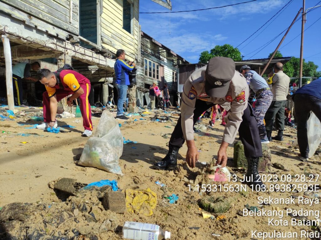 Polsek Belakangpadang Mengajak Masyarakat Bersihkan Sampah di Pesisir
