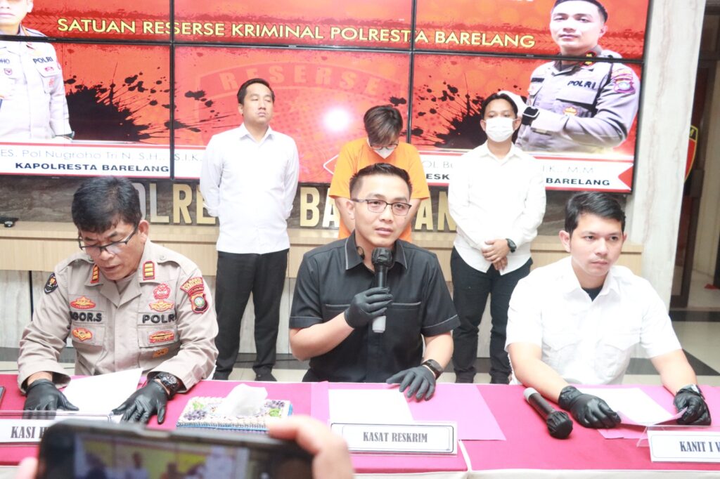 Polisi Ringkus Tukang Sapu di Kantor BC Batam Curi Puluhan Iphone BB