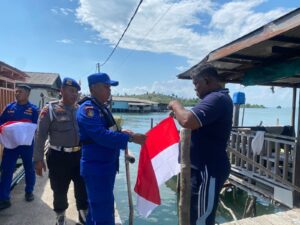 HUT Kemerdekaan ke 78, Ditpolairud Polda Kepri Salurkan 100 Bendera Merah Putih ke Masyarakat Pesisir
