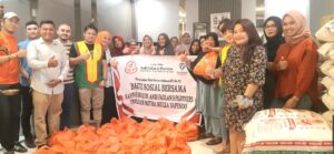 Law Firm Andi Fadlan & Partners Digruduk Warga, Rupanya Bagi-bagi Sembako HUT Kemerdekaan ke 78