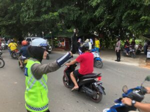 Polwan Polda Kepri Laksanakan Gatur Lalu Lintas