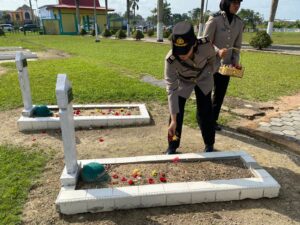 Polwan Polda Kepri Ziarah Taman Makam Pahlawan Bulan Gebang