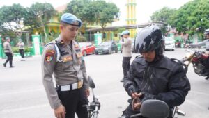 Bidpropam Razia Kelangkapan Surat Kendaraan Personil Polda Kepri