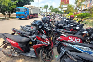 Pengendara Keluhkan Kendaraan Karyawan Panasonic Parkir di Bahu Jalan