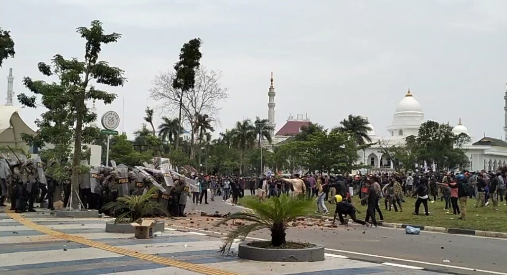 Demonstrasi Masyarakat Melayu di BP Batam Diwarnai Bentrokan