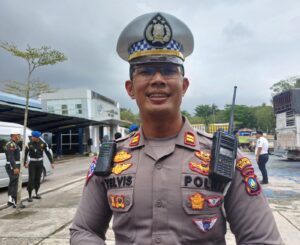 Polisi Himbau saat Melintas Perbaikan Jalan Amblas Taman Sari 