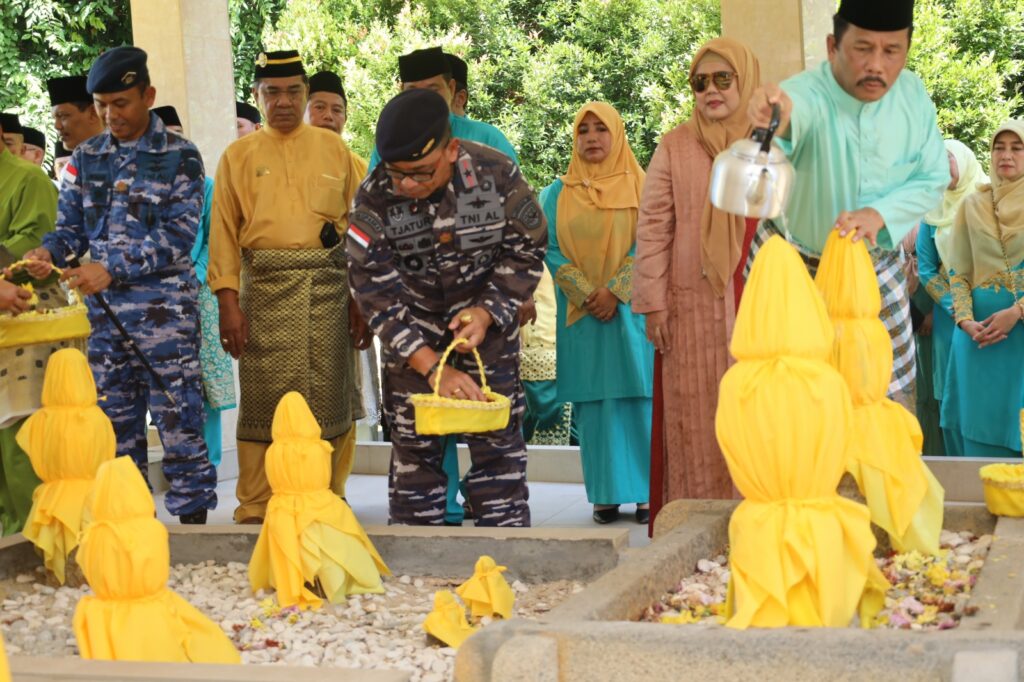 Danlantamal IV Batam Ziarah Makam Zuri’at Nong Isa