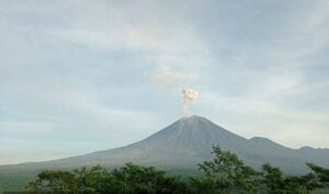 Hari Ini, Gunung Semeru Kembali Erupsi Dua Kali