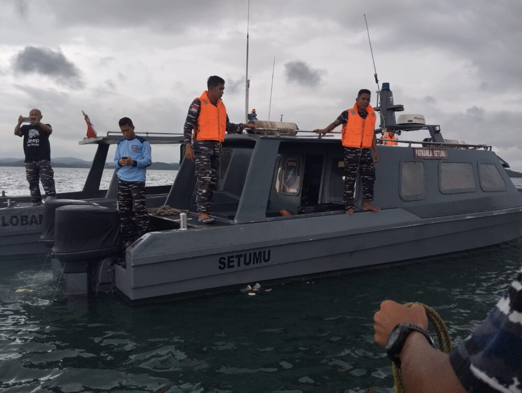 TNI AL Evakuasi Dua Orang Korban Kapal Hanyut di Pulau Babi