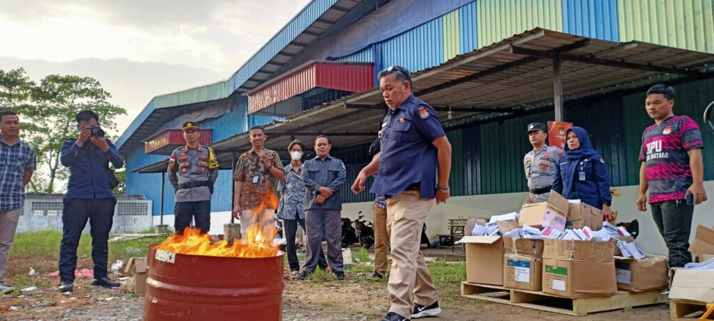 H-1 Pemilu 2024, KPU Batam Bakar 7.148 Surat Suara Rusak