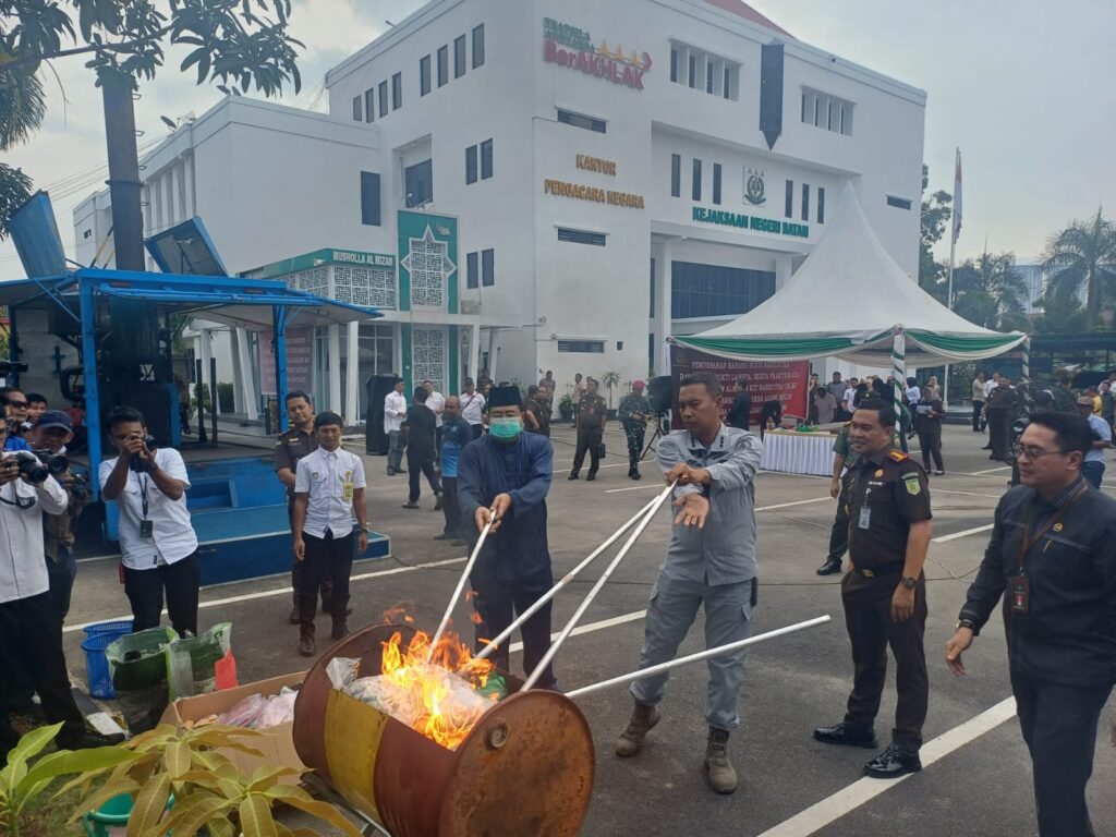 Kejari Batam Bakar BB Narkoba dari 209 Perkara