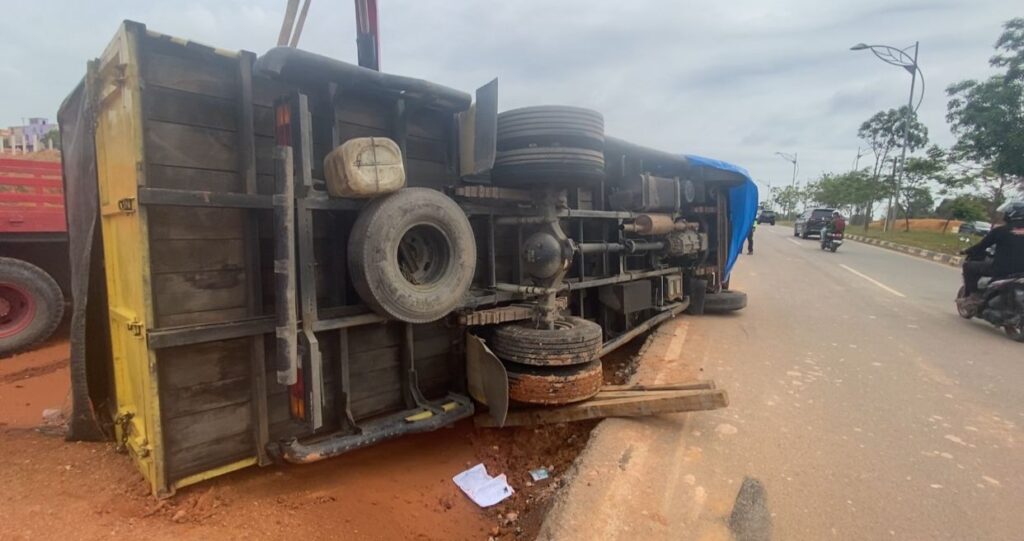 Jalan MTC Nongsa Tersendat, Ada Truk Beras Terguling