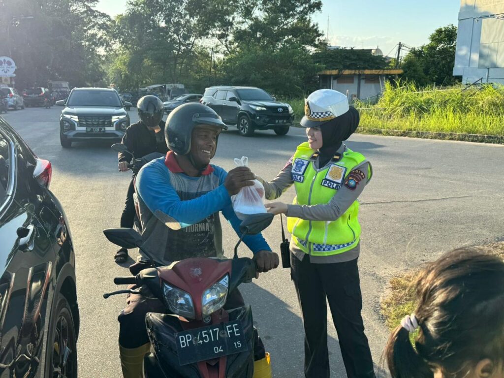 Ditlantas Polda Kepri Berbagi Takjil Pada Pengendara di Batam