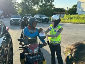 Ditlantas Polda Kepri Berbagi Takjil Pada Pengendara di Batam