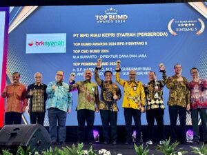 BRK Syariah dan Gub Kepri Raih Penghargaan Top Pembinaan BUMD