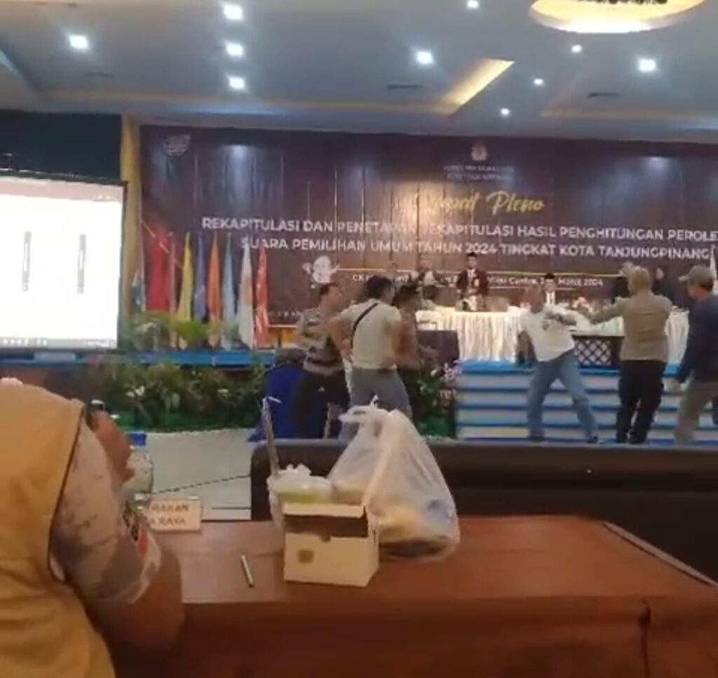 Rapat Pleno KPU Tanjungpinang Ricuh, Saksi Parpol Balikan Meja dan Lempar HP