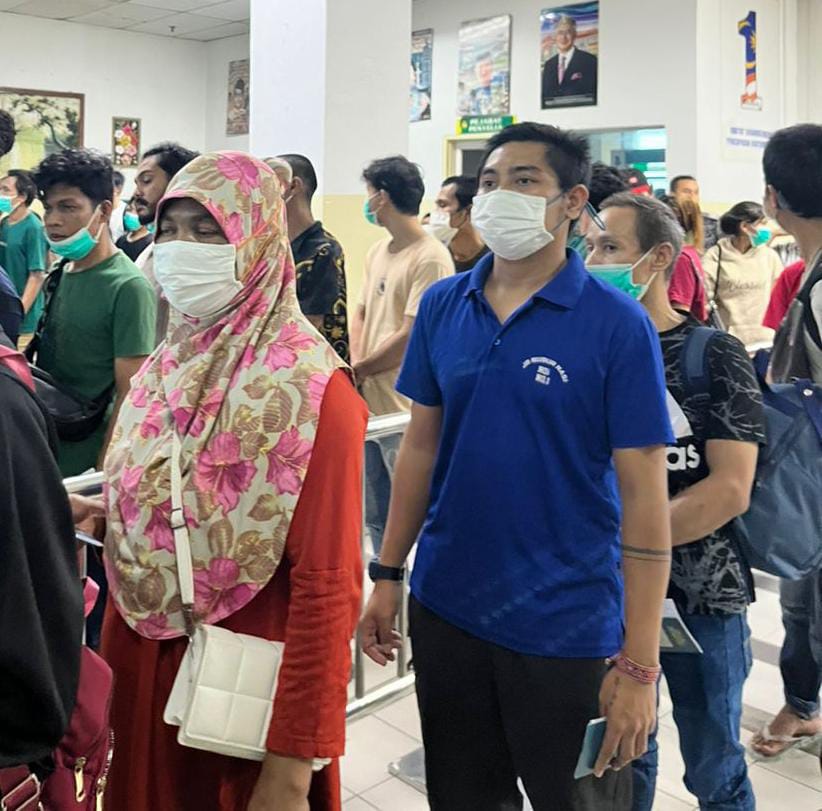 Puluhan PMI ilegal yang dideportasi dari Malaysia melalui Batam.(Ist)