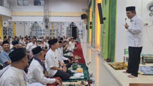 Gubernur Ansar dan Menparekraf Sandiaga Terawih di Masjid Mukhtarul Arifin Tembesi