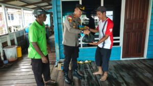 Kapolsek Belakangpadang Beri Bantuan Sembako Korban Kebakaran