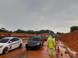 Respon Cepat Ditlantas Polda Kepri Mengurai Kemacetan di Bundaran Kabil