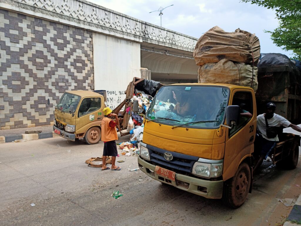 Tak Layak Pakai, Truk Sampah DLH Batam Terguling di Laluan Madani