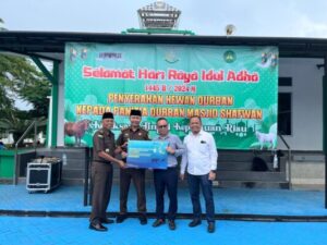 PLN Batam Bersama Kejati Kepri Serahkan Kurban Sapi kepada Masyarakat