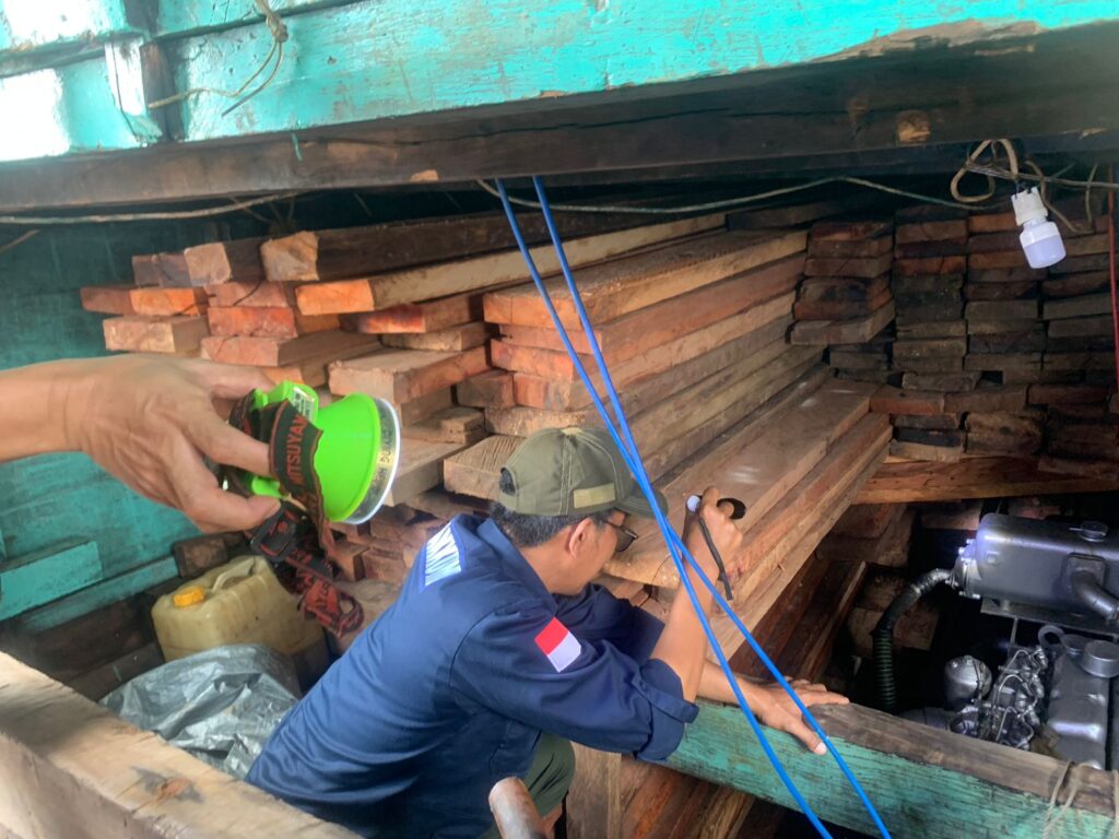 Bakamla RI Tangkap Kapal Bawa Kayu Ilegal di Laut Banda
