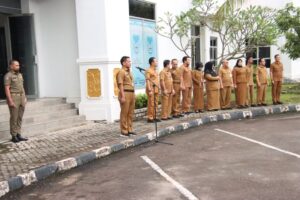 Sekwan Ridwan Ajak Pegawai Tingkatkan Kinerja saat Apel Pagi