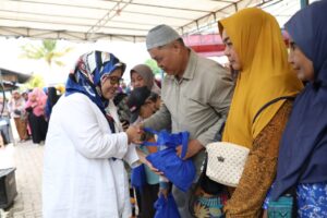 Kedekatan Marlin Dengan Warga Sagulung Saat Bagikan 6.300 Paket Sembako Bersubsidi