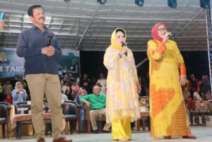 Rudi-Marlin Hibur Warga Batam bersama Hetty Koes Endang