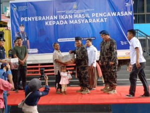 Kementrian Kelautan dan Perikanan Bagikan 4 Ton Ikan ke Masyarakat di Batam