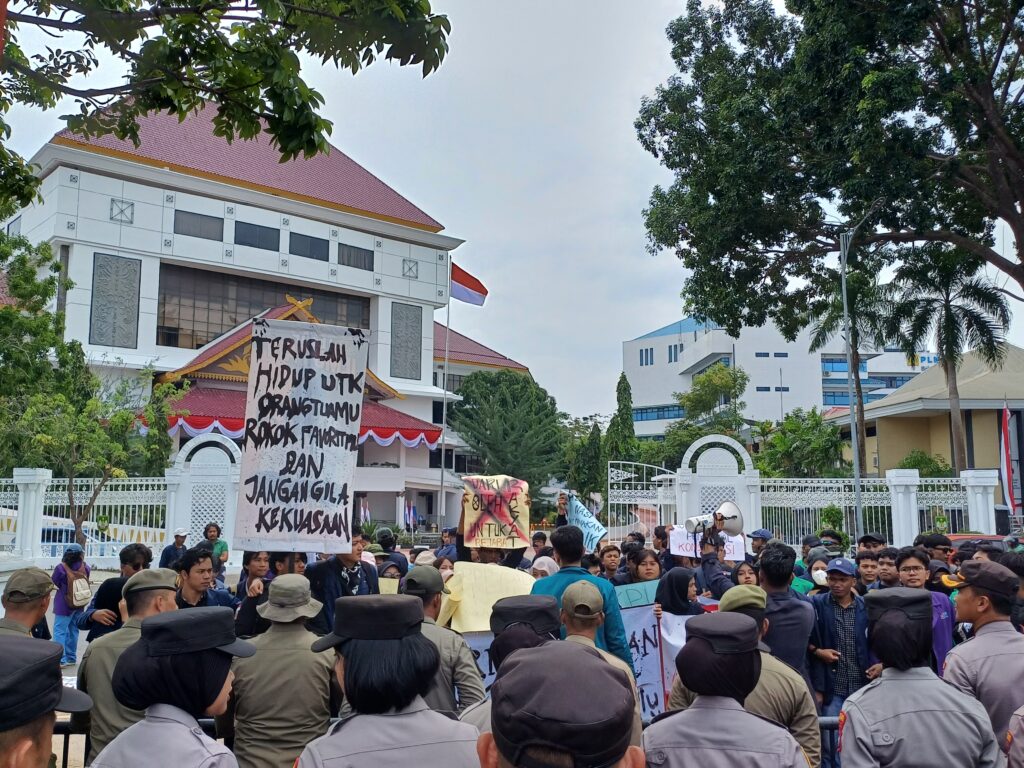 Aliansi Mahasiswa Batam Demo Depan Kantor DPRD, Ini Tuntutan Masa