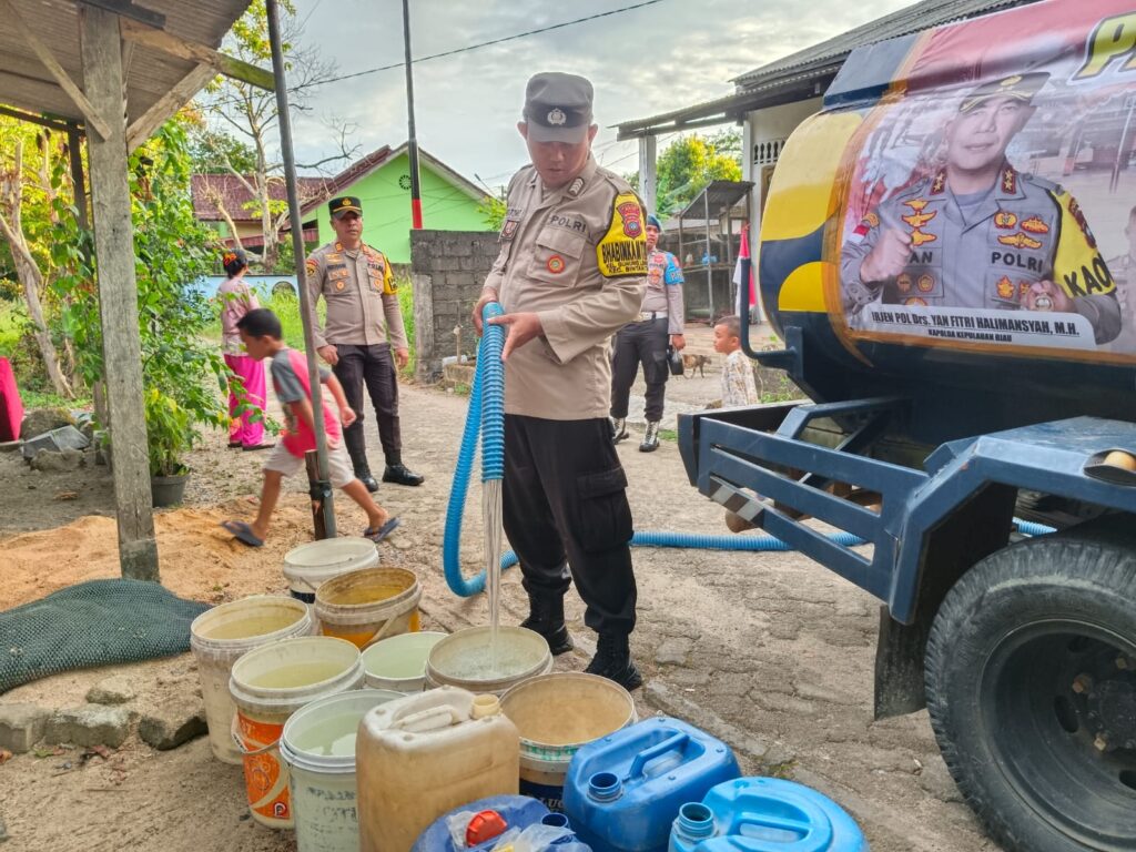 Poisi Beri Bantuan Warga Yang Kekurangan Air Bersih di Bintan