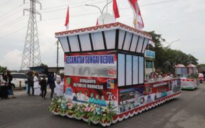 Pakaian Adat Nusantara hingga Kendaraan Hias Meriahkan Pawai Pembangunan HUT ke-79 RI