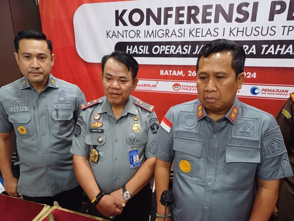 Imigrasi Batam Berhasil Deportasi 4 WNA, Dua Diantaranya Buronan Polisi Filipina