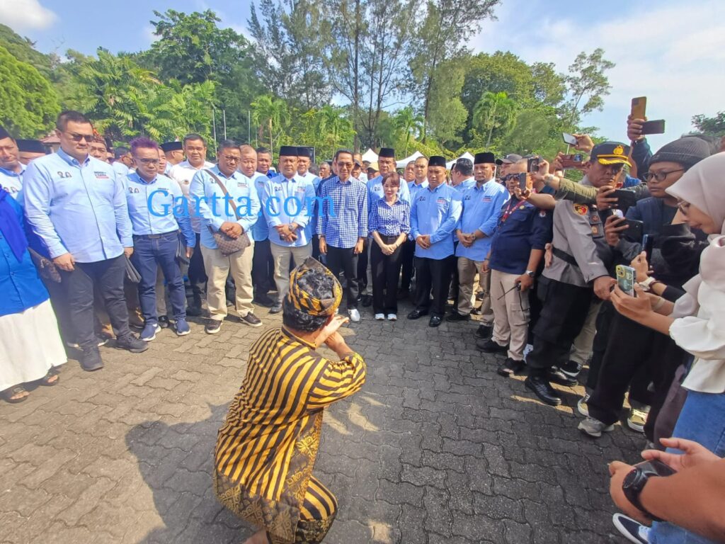 Disambut Pencak Silat, Amsakar dan Li Claudia Daftar ke KPU Sebagai Cawako Batam 2024